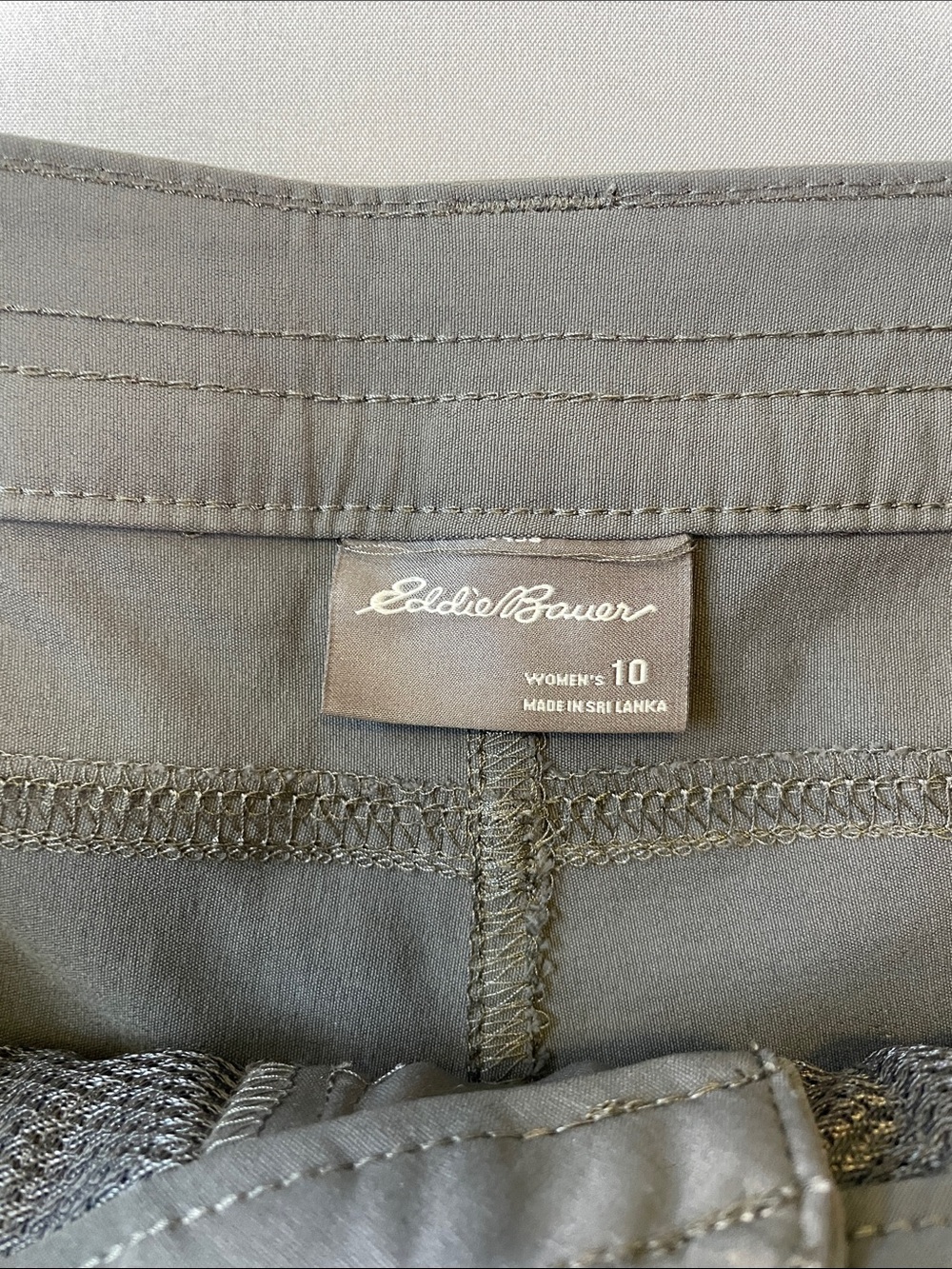 Eddie Bauer Women’s Gray Stretch Hiking Utility 7” Bermuda Shorts Size 10 - Picture 2 of 8